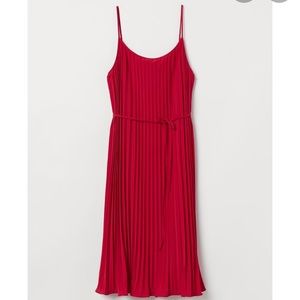 Pleaded knee-length chiffon red dress